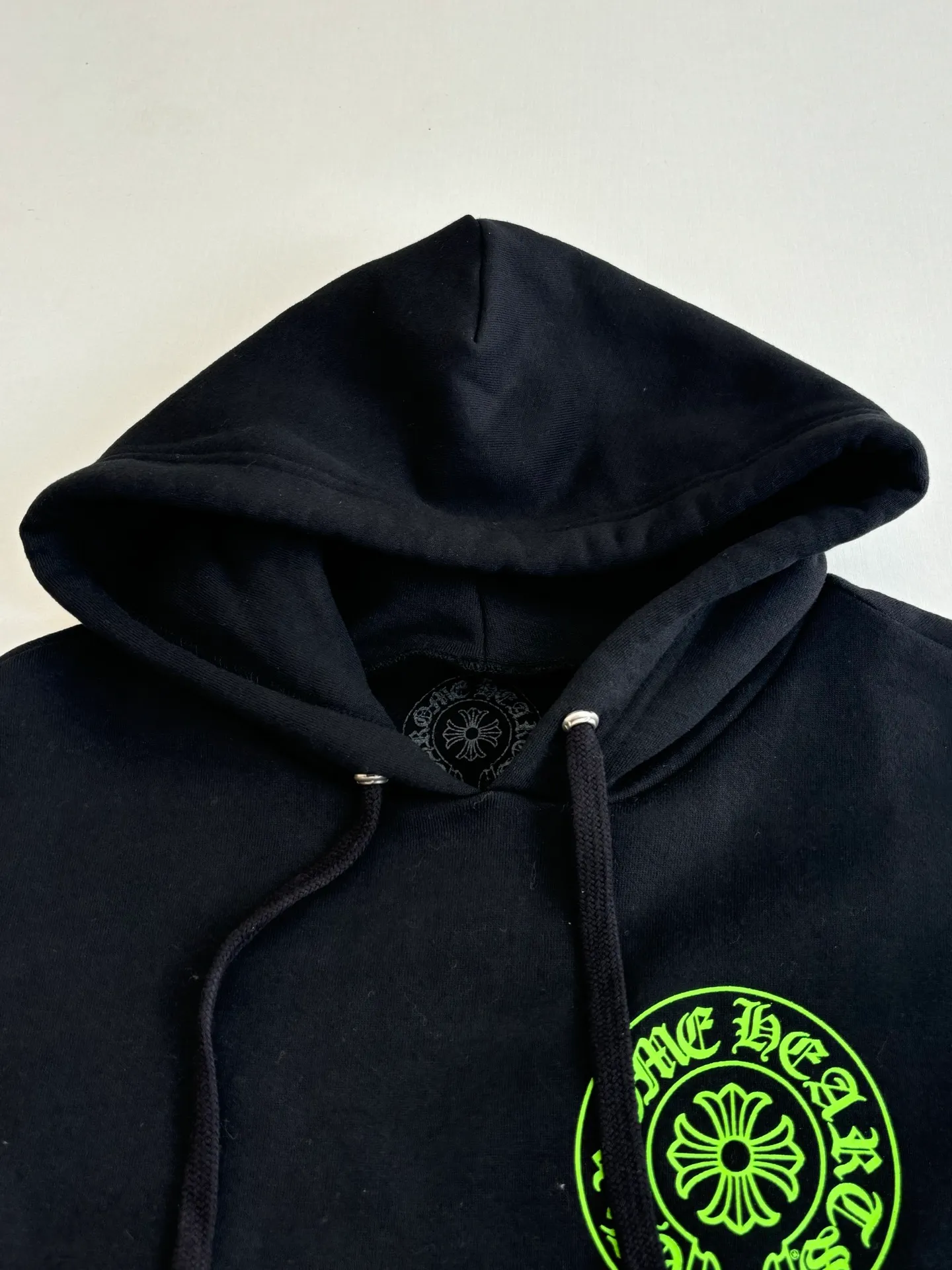 P380 Chrome Herat*/Chrome Heart SS26 new fluorescent green horseshoe print hooded sweatshirt in early spring is made of 80% cotton + 20% polyester blended fabric. It is woven with 32 counts as the base yarn and 10 counts of yarn, with a weight of 330g. It uses offset printing and patch embroidery technology to present the brand's iconic fluorescent green totem and letter elements. The Sanskrit pattern layout on the front chest, back and sleeves is clearly layered, and the craftsmanship details are exquisite. Size：S/M/L